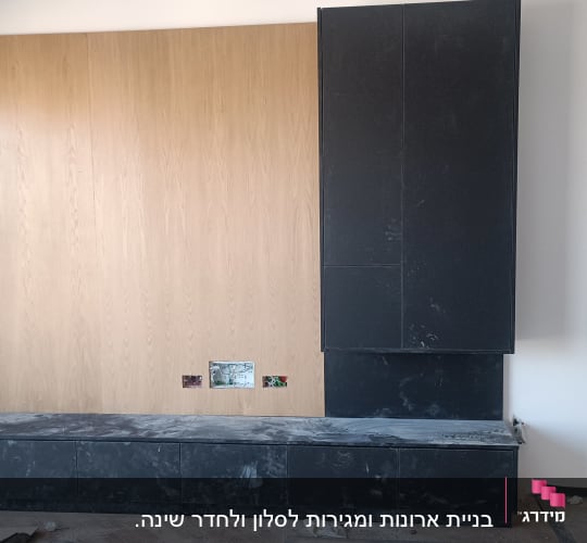 ארון עץ כהה עם דלתות שחורות